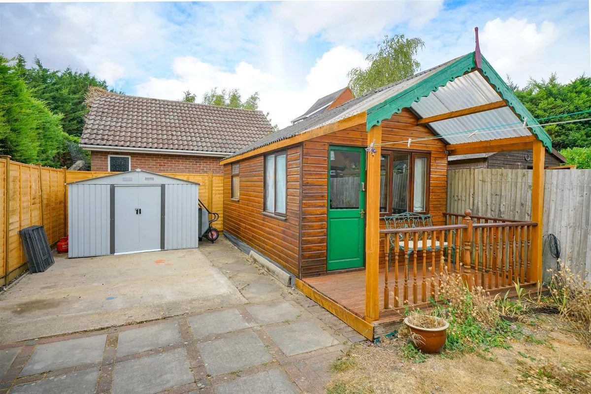 School Lane, Eaton Bray, Bedfordshire, LU6 2DT