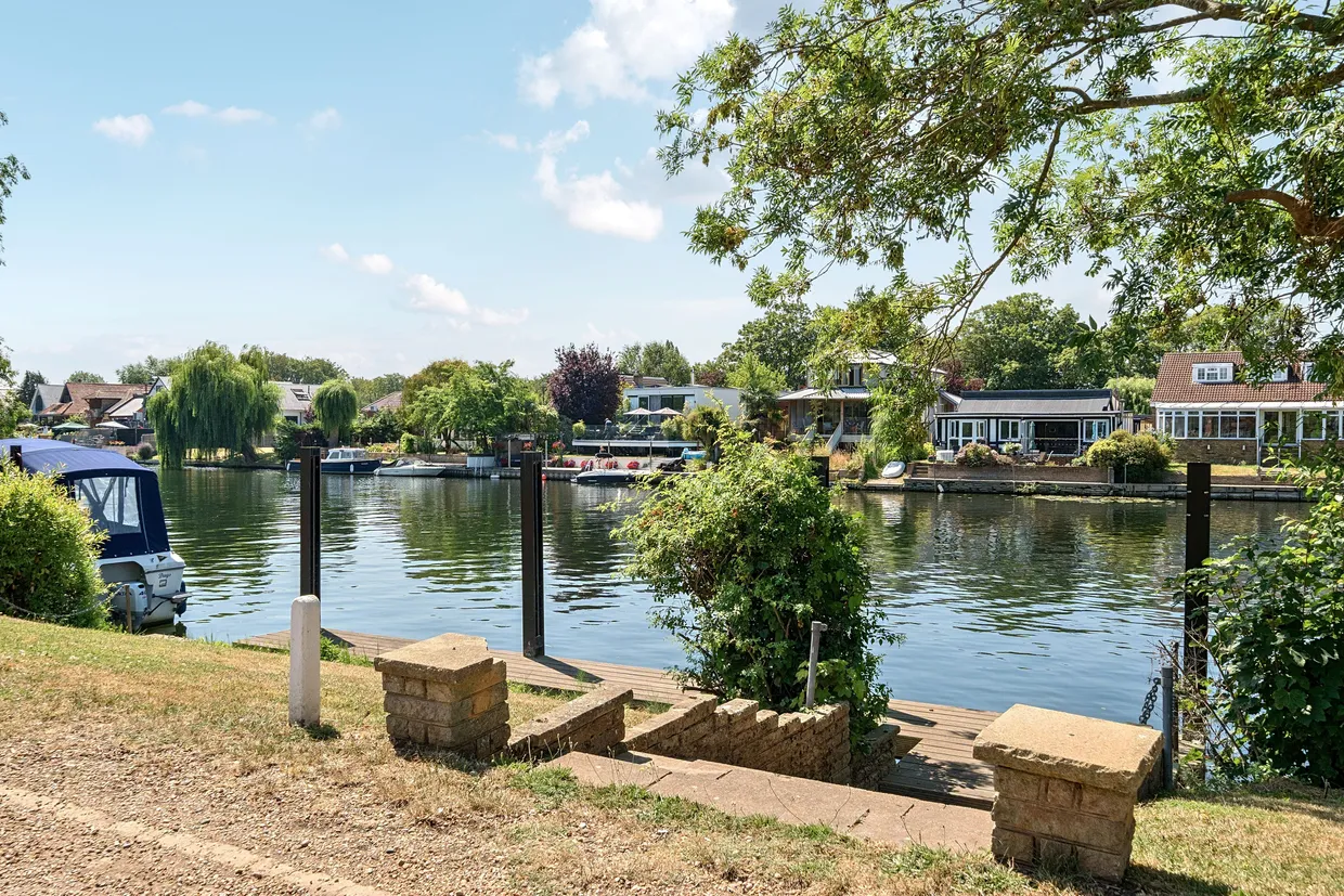 Thames Side, Staines-Upon-Thames, TW18 photo 2