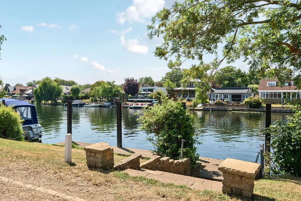 Thames Side, Staines-Upon-Thames, TW18 photo 2