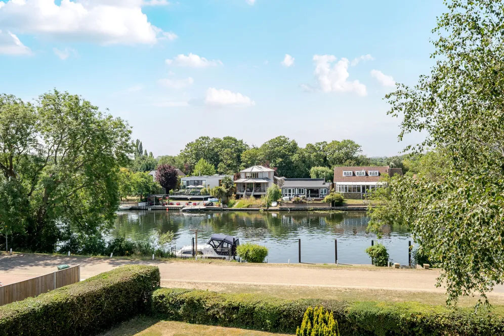 Thames Side, Staines-Upon-Thames, TW18 photo 20