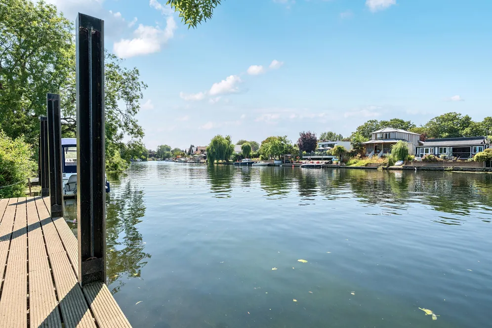 Thames Side, Staines-Upon-Thames, TW18 photo 21