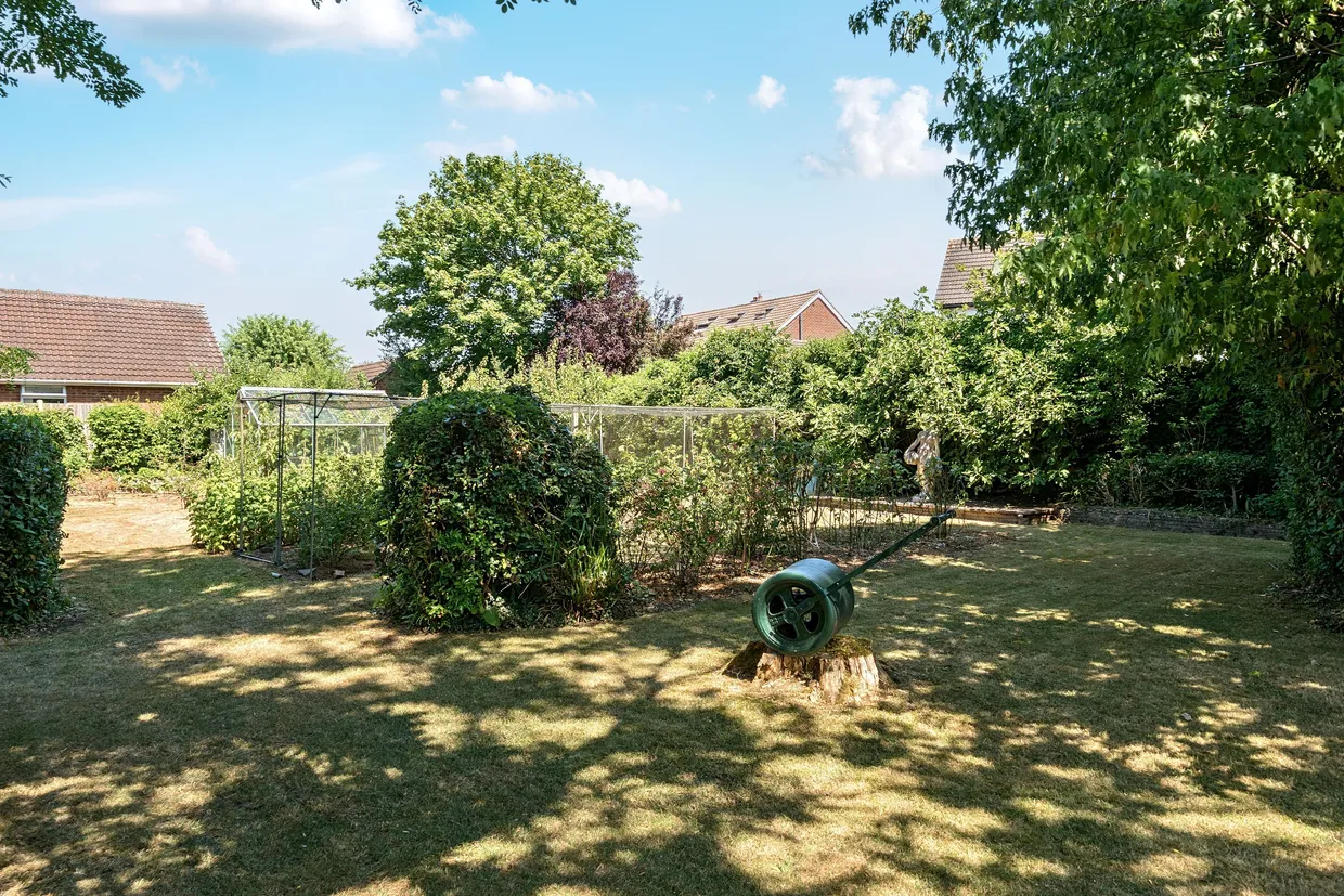 Thames Side, Staines-Upon-Thames, TW18 photo 25