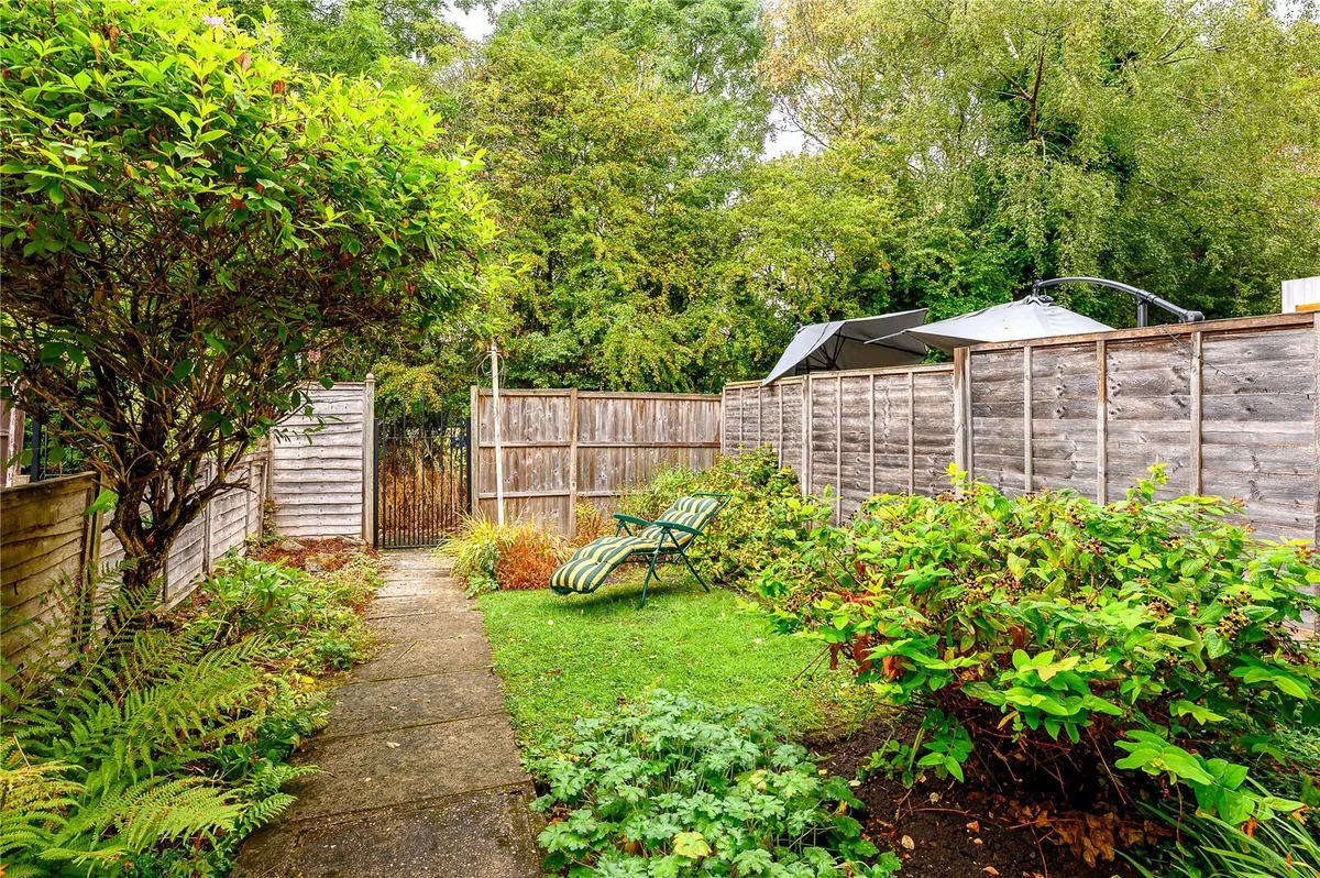 Elmhurst Gardens, Shadwell, LS17