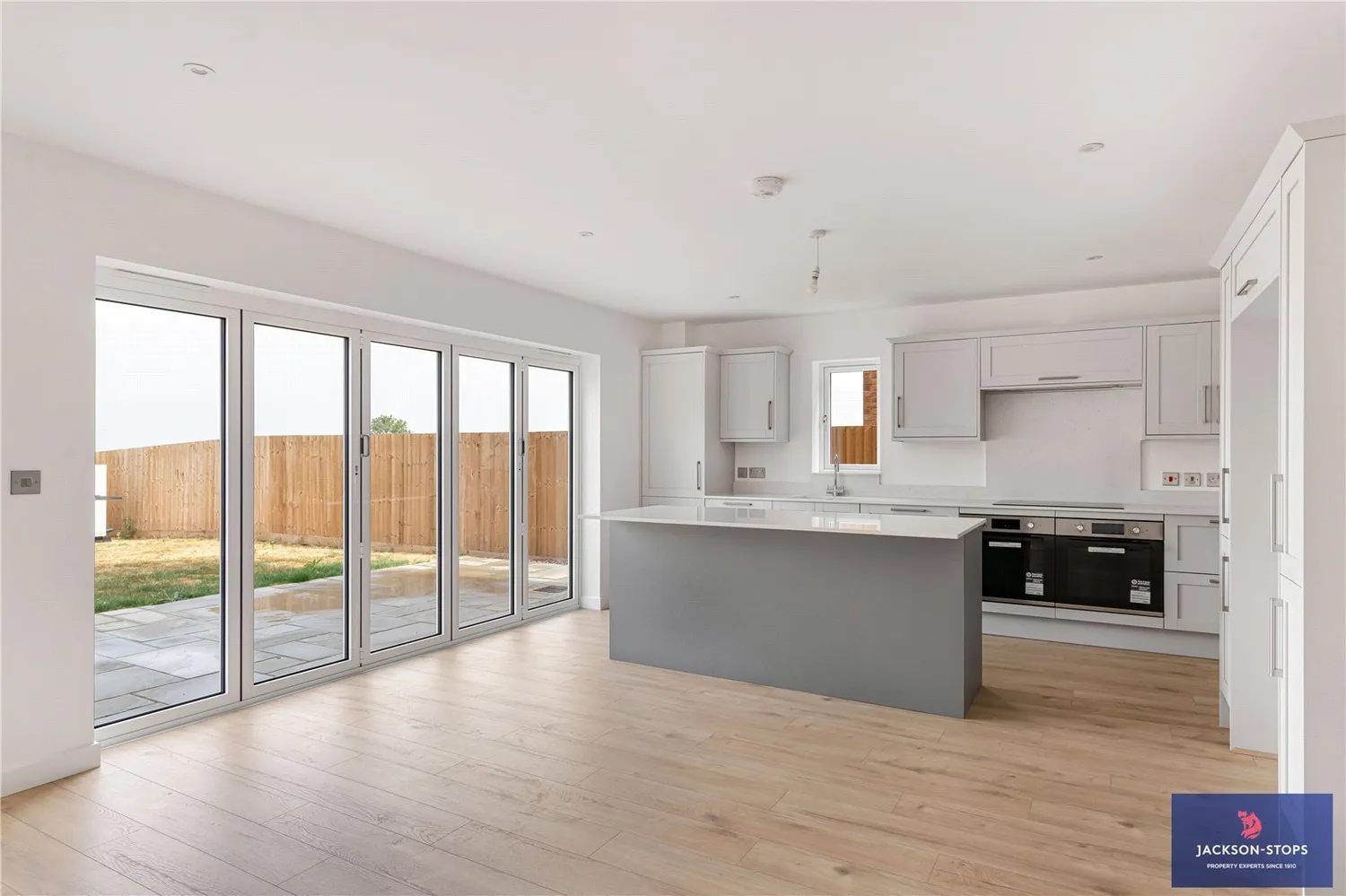 The Crescent, Caldecott, NN9 photo 5