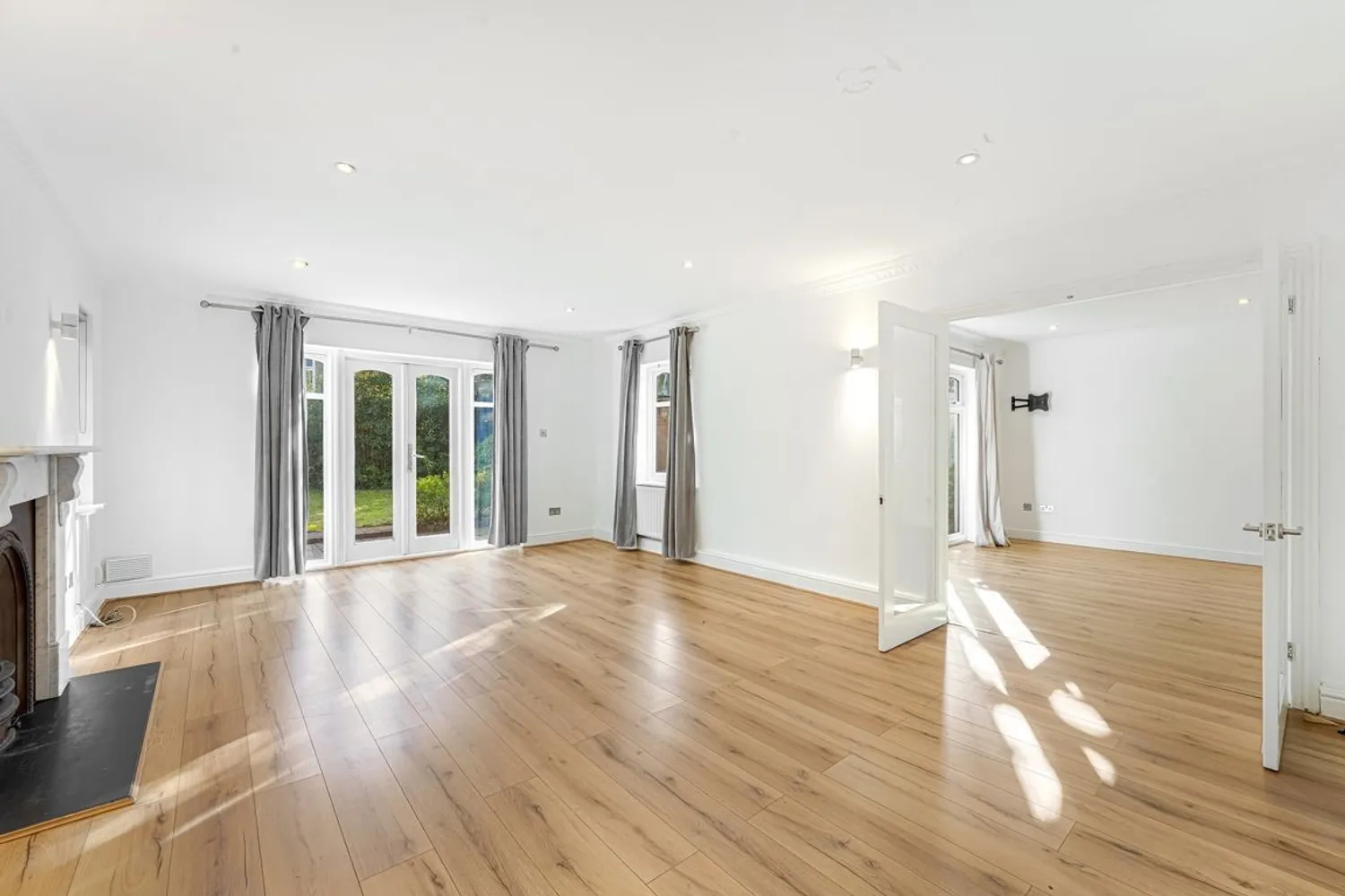 Hanger Hill, Weybridge, KT13 photo 2