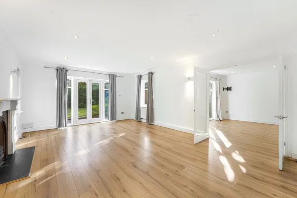 Hanger Hill, Weybridge, KT13 photo 2
