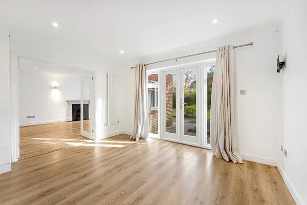 Hanger Hill, Weybridge, KT13 photo 4