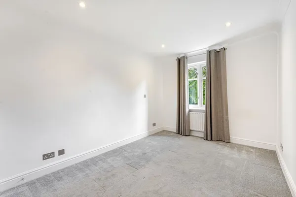 Hanger Hill, Weybridge, KT13 photo 7