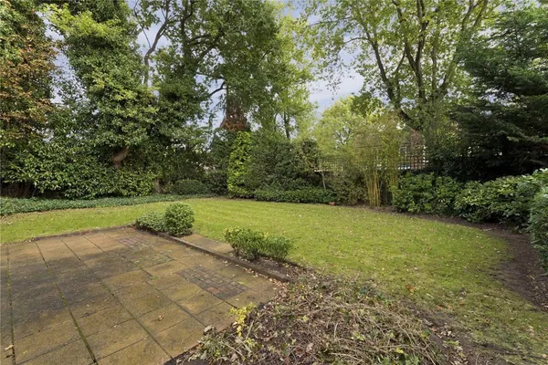 Hanger Hill, Weybridge, KT13 photo 8