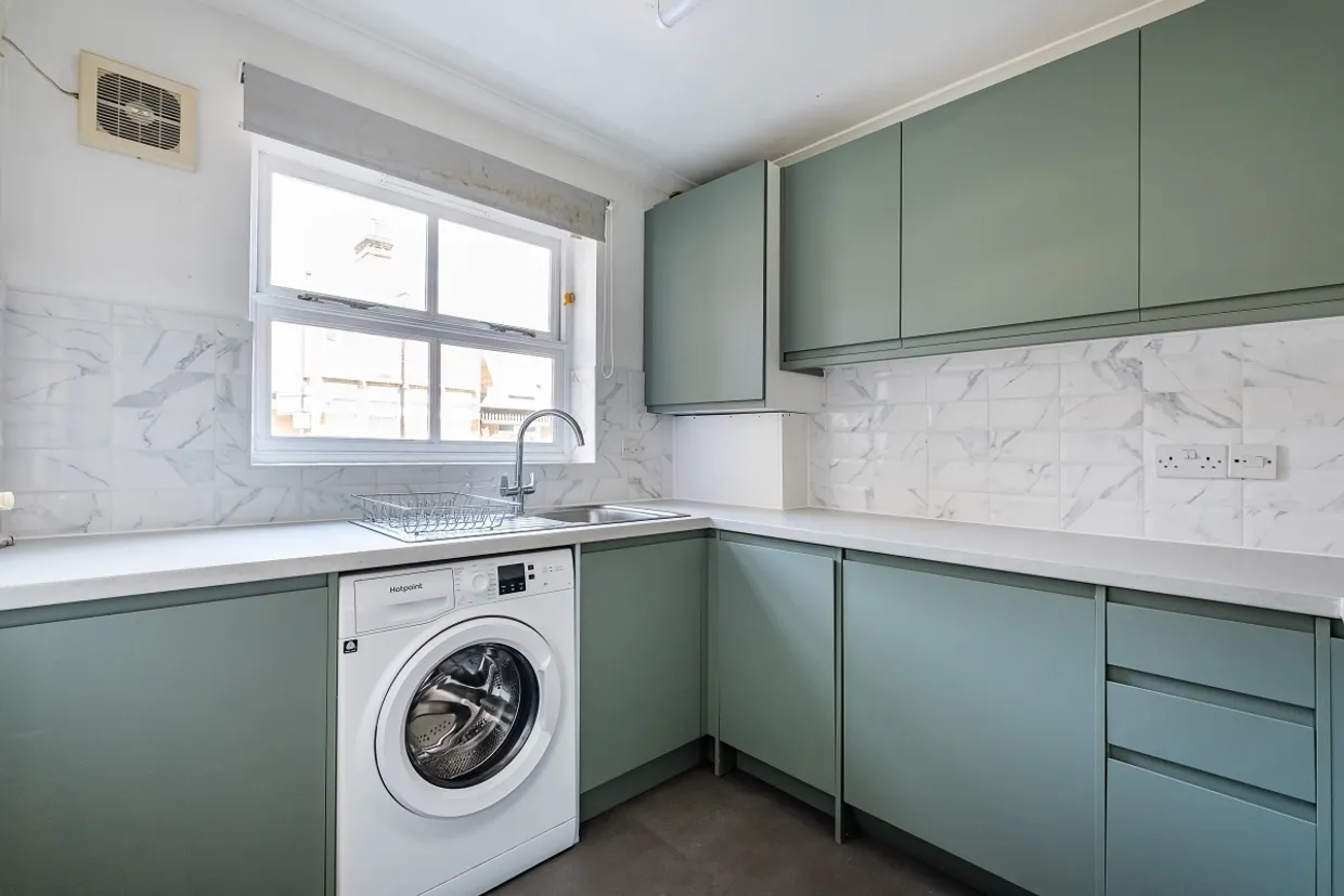 ., 2A Iveley Road, London photo 3
