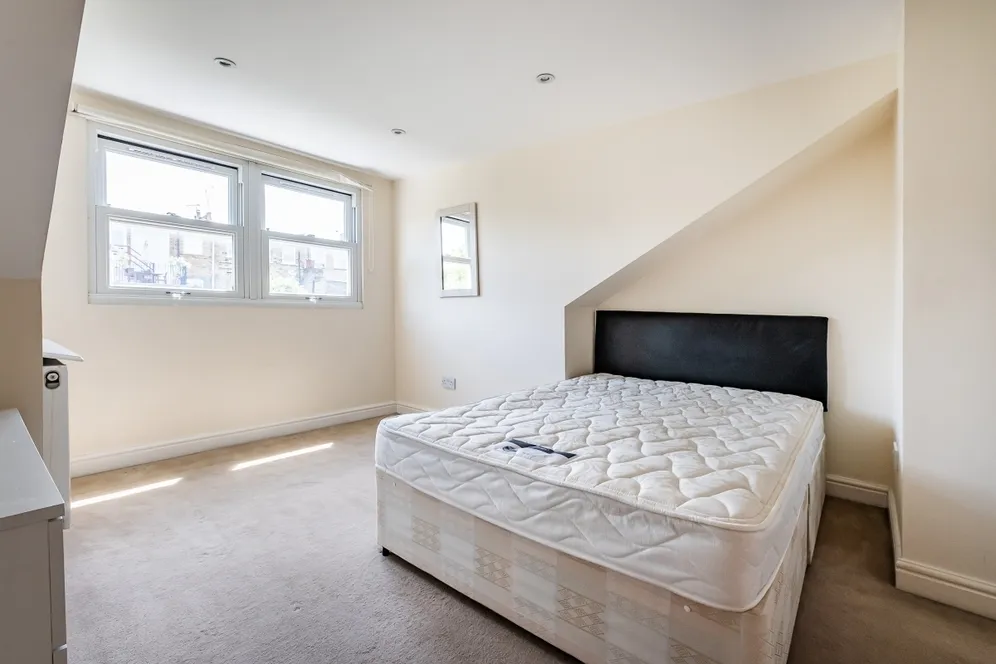 ., 2A Iveley Road, London photo 4