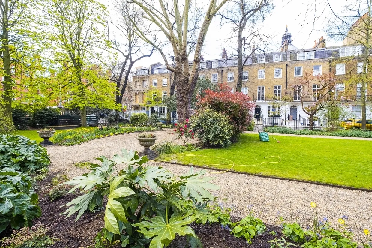 Brompton Square Knightsbridge SW3 photo 13