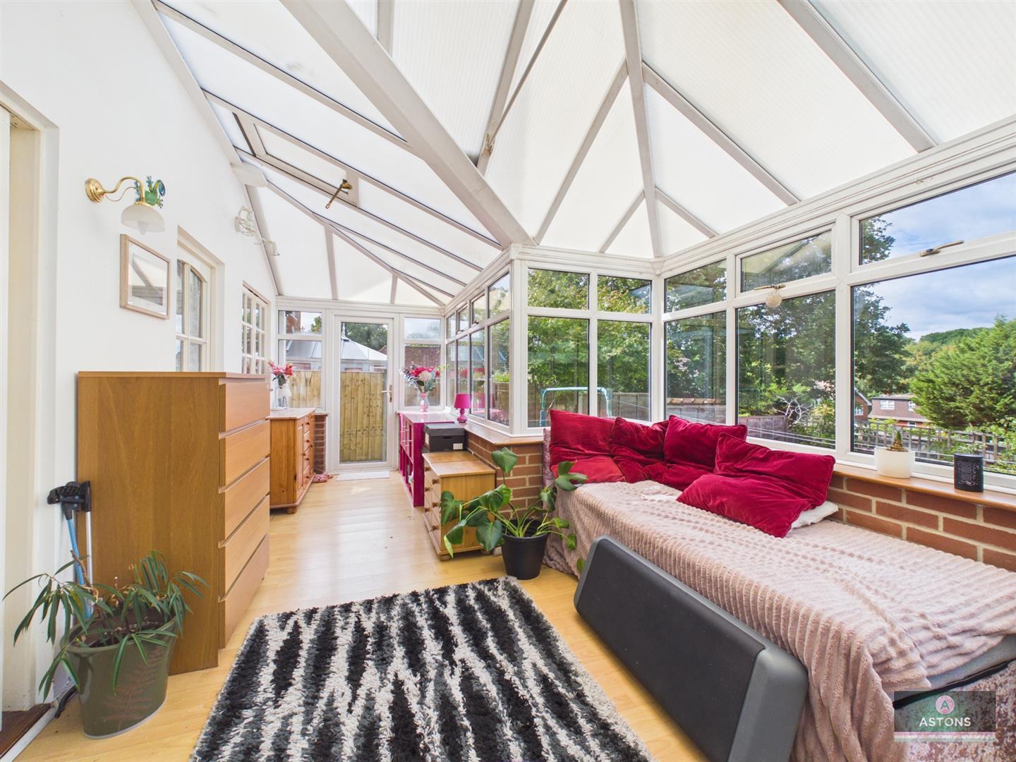 Ritchie Close, Maidenbower, Crawley Image 4