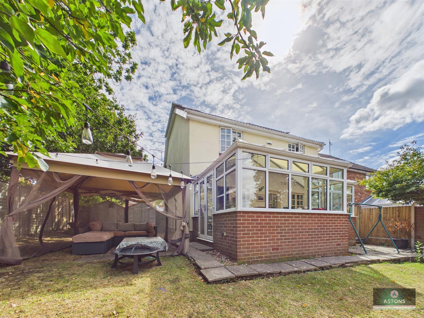 Ritchie Close, Maidenbower, Crawley Image 5