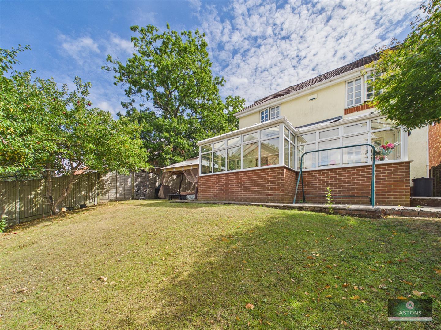 Ritchie Close, Maidenbower, Crawley Image 8