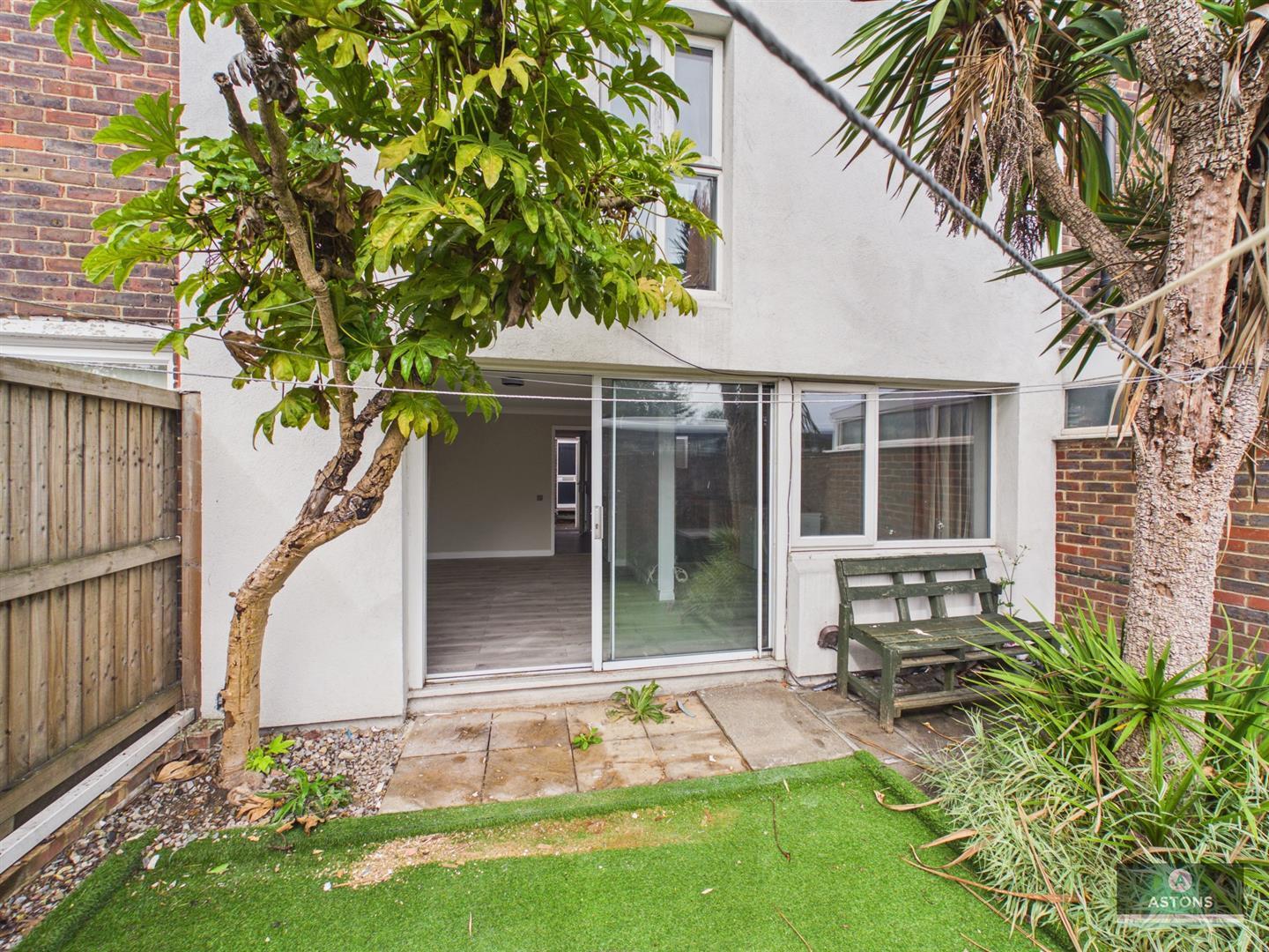Turnpike Place, Langley Green, Crawley Image 1