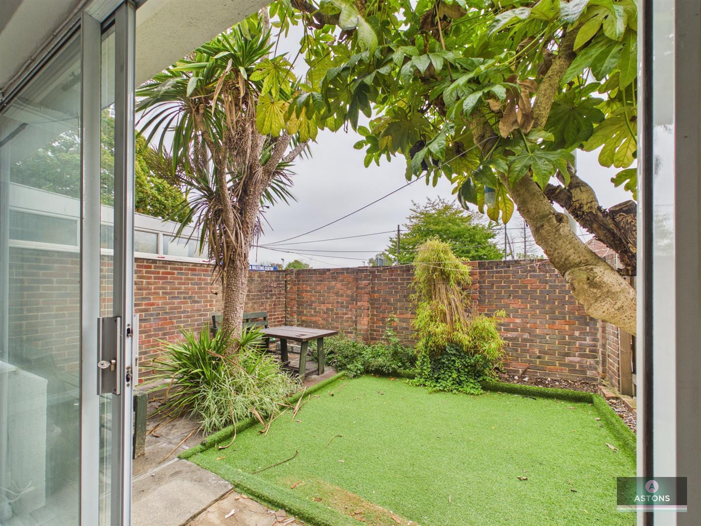 Turnpike Place, Langley Green, Crawley Image 3
