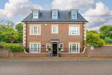 Lincoln Grove, Weybridge, KT13