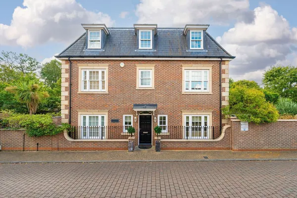 Lincoln Grove, Weybridge, KT13 photo 1