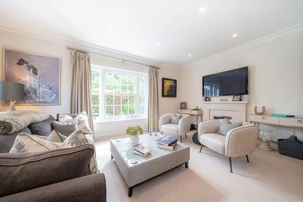 Lincoln Grove, Weybridge, KT13 photo 2