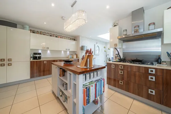 Lincoln Grove, Weybridge, KT13 photo 3