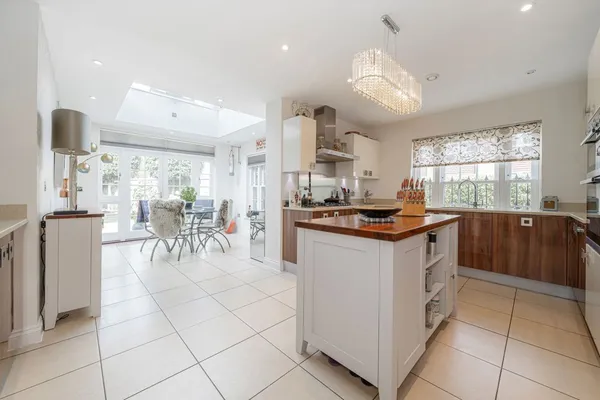 Lincoln Grove, Weybridge, KT13 photo 4