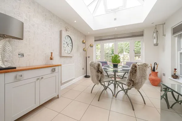Lincoln Grove, Weybridge, KT13 photo 5