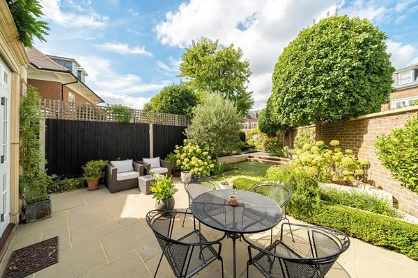 Lincoln Grove, Weybridge, KT13 photo 11