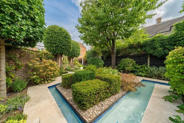 Lincoln Grove, Weybridge, KT13 photo 12