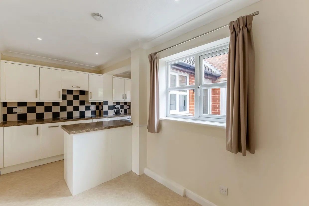 Carpenters Close, Holybourne, GU34 photo 4