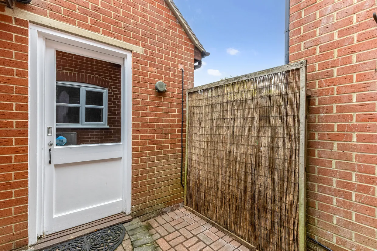 Carpenters Close, Holybourne, GU34 photo 9