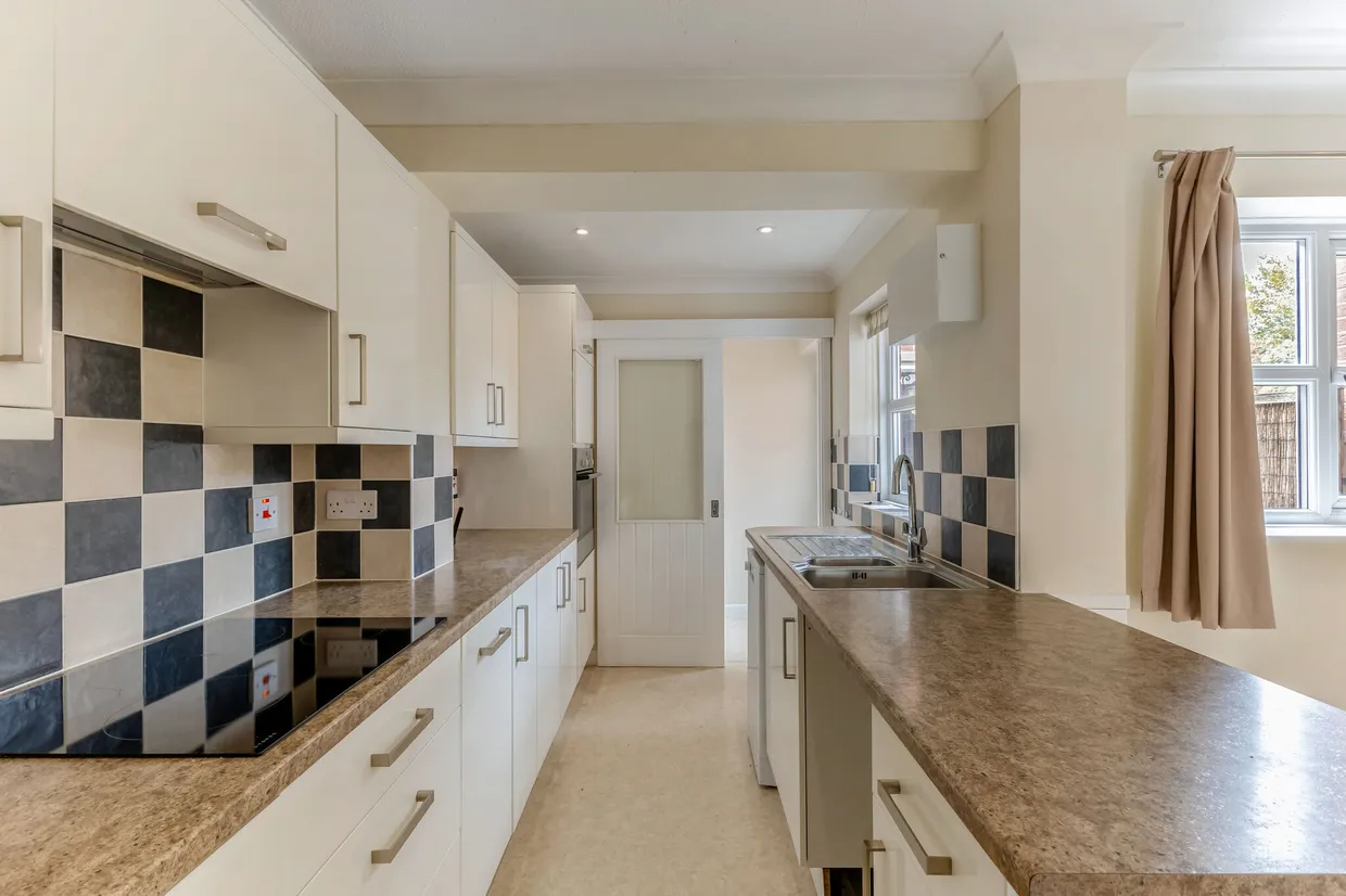 Carpenters Close, Holybourne, GU34 photo 11