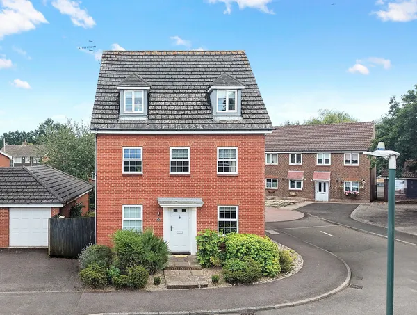 Hunters Way, Edenbridge, Kent, TN8