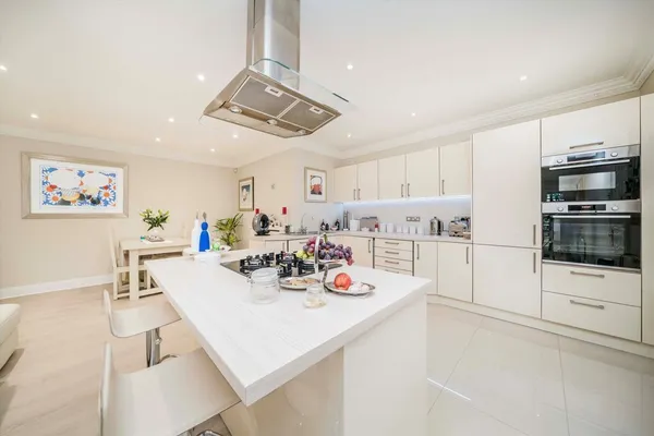 Oatlands Drive, Weybridge, KT13 photo 2