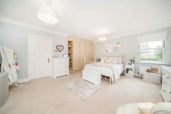 Oatlands Drive, Weybridge, KT13 photo 3