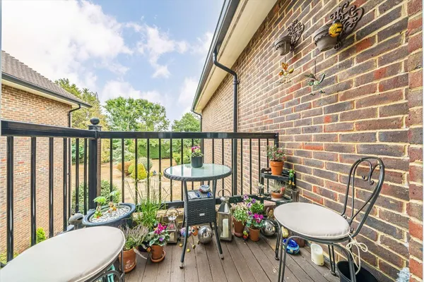 Oatlands Drive, Weybridge, KT13 photo 5