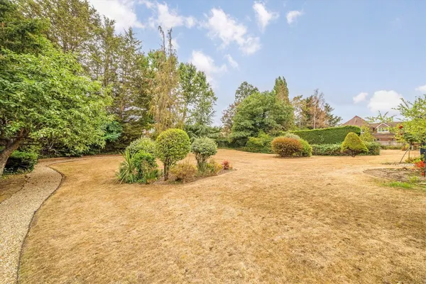 Oatlands Drive, Weybridge, KT13 photo 6