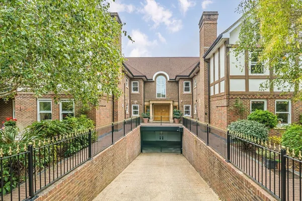 Oatlands Drive, Weybridge, KT13 photo 7