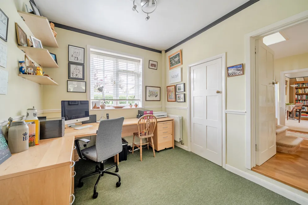 Lancaster Avenue, Farnham, GU9 photo 10