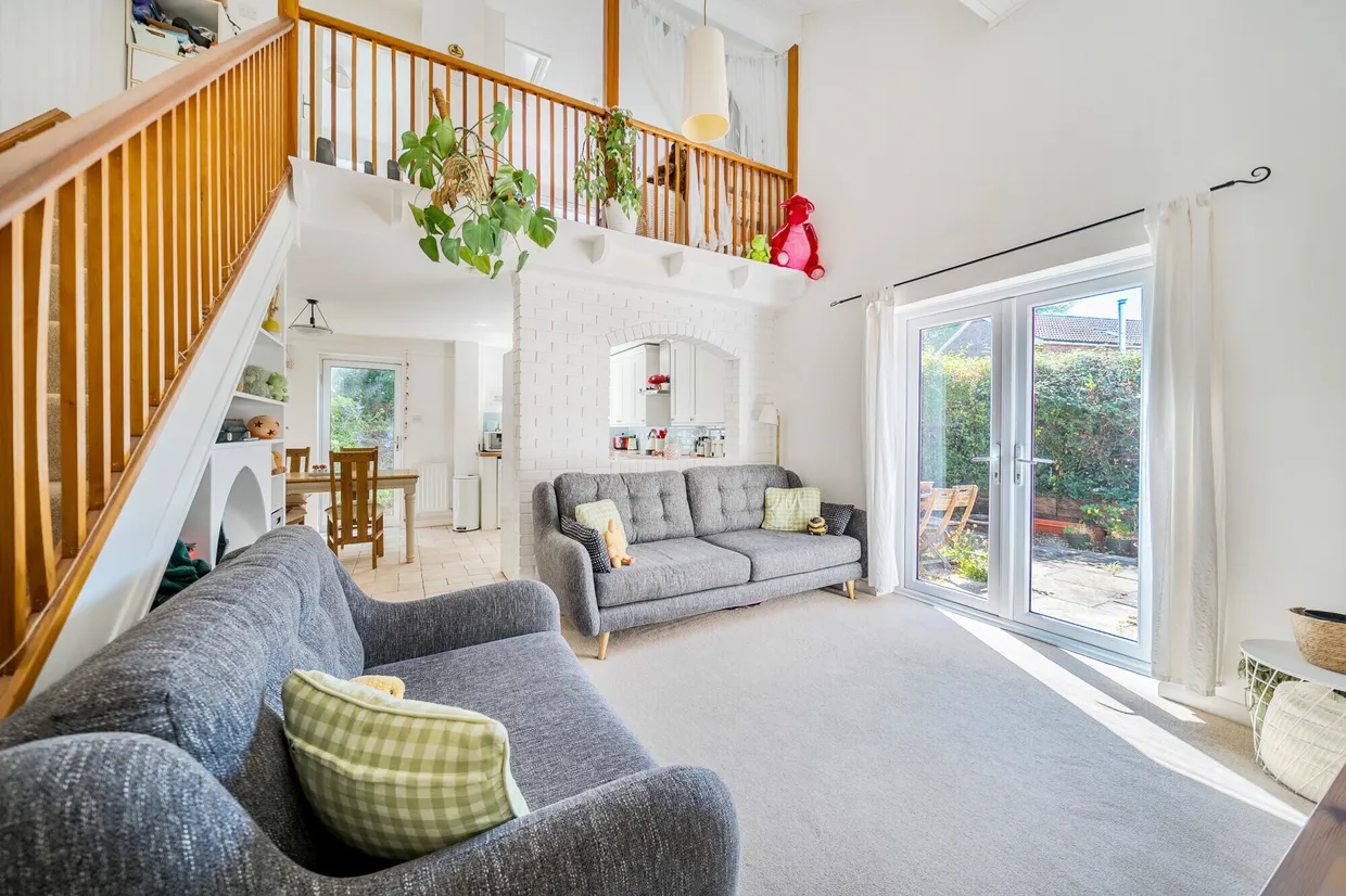 Salisbury Close, Alton, GU34 photo 1