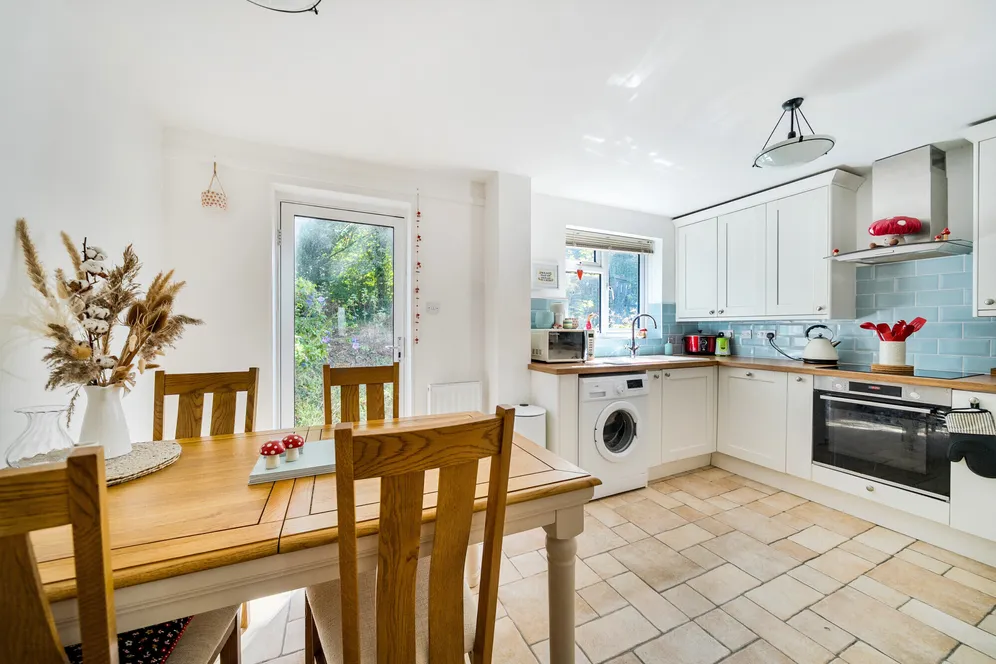 Salisbury Close, Alton, GU34 photo 2