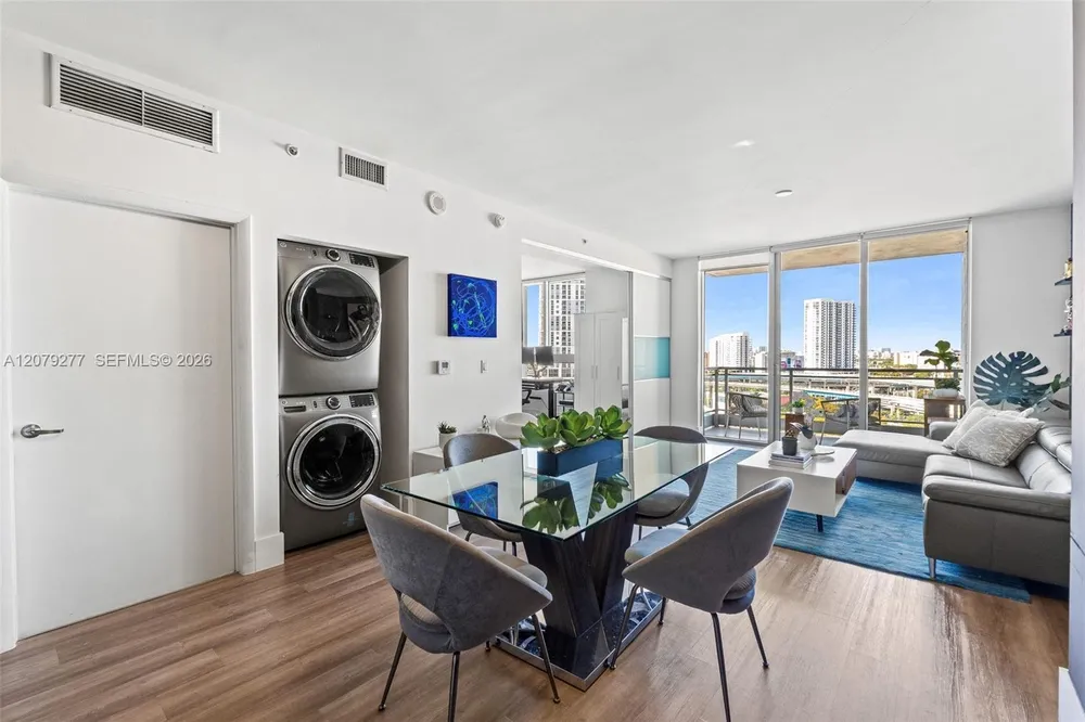 90 SW 3rd St, Miami, FL 33130