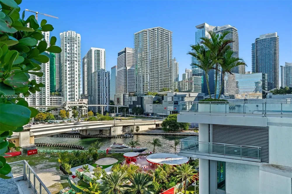 90 SW 3rd St, Miami, FL 33130