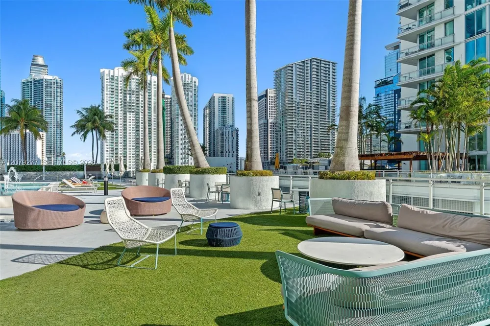 90 SW 3rd St, Miami, FL 33130