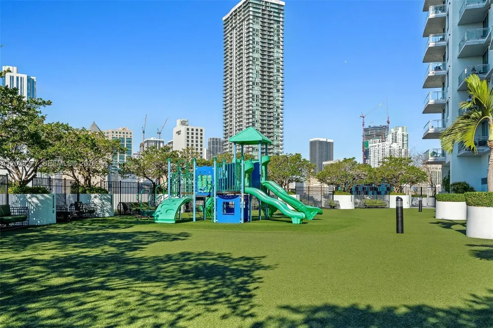 90 SW 3rd St, Miami, FL 33130