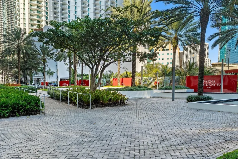 90 SW 3rd St, Miami, FL 33130