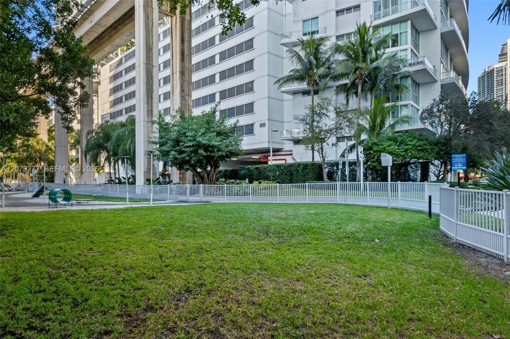 90 SW 3rd St, Miami, FL 33130
