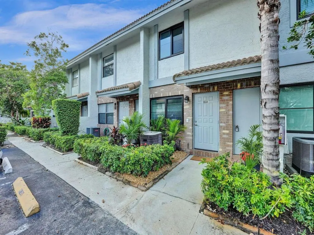9845 Riverside Dr, Coral Springs, FL 33071