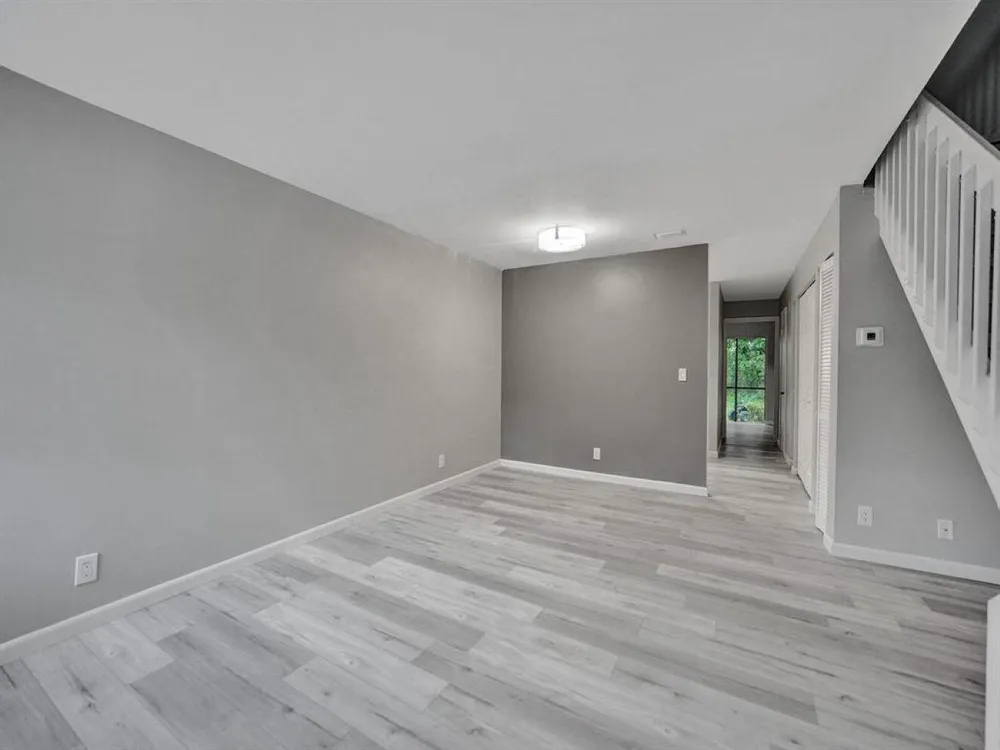 9845 Riverside Dr, Coral Springs, FL 33071