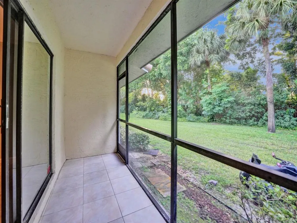 9845 Riverside Dr, Coral Springs, FL 33071